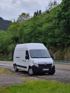 Carga de camión en servicio de mudanzas urgentes