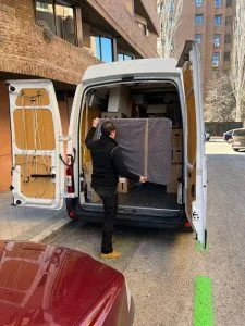 Equipo de mudanzas urgentes cargando muebles