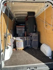 Servicio de mudanza express en pleno trabajo