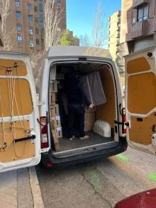 Trabajadores de mudanza urgente en acción